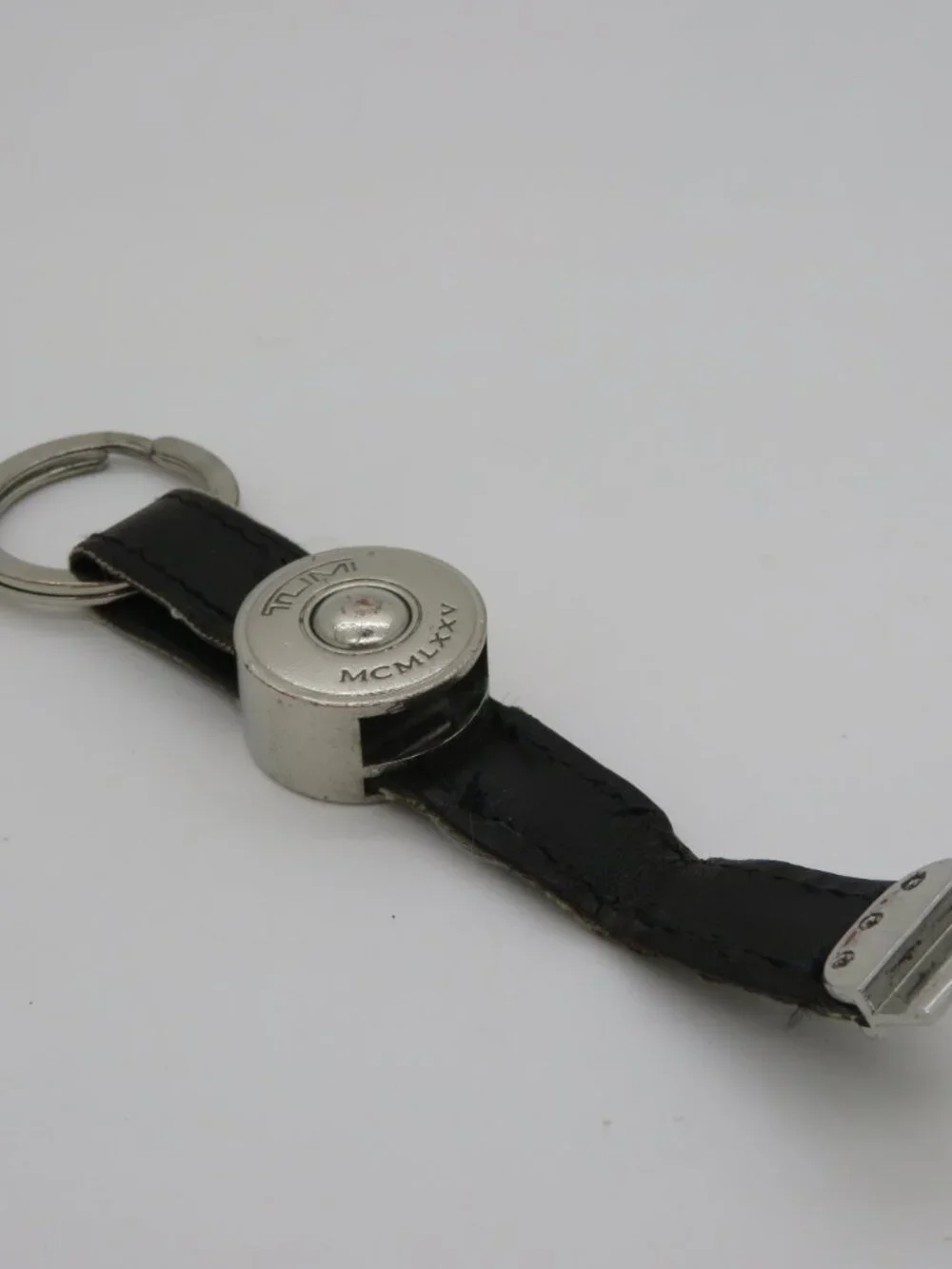 Tumi MCMLXXV Logo Black Leather Strap Silver‑Tone Metal Key Fob Key Ring